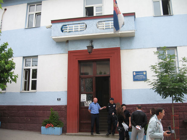 Кућа новинарке „Новости“ под појачаним надзором: Врањска полиција озбиљно схватила претње нашој дописници
